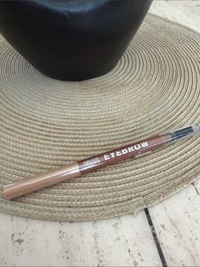 New Flexible Dual-Ended Eyebrow Pencil in Medium Brown